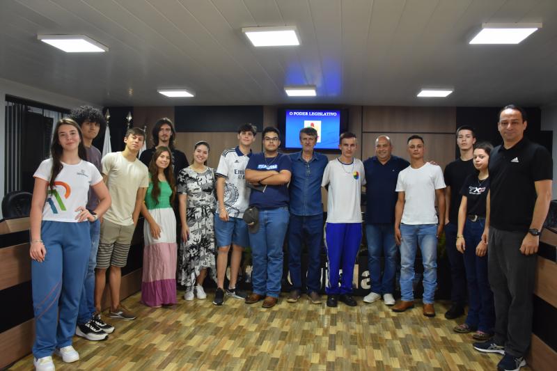 Jovens vereadores elegem mesa diretora e participam de curso de formação